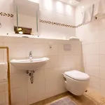 Zur Lindenau 4* Ruedesheim am Rhein