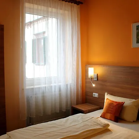 Pensión Zur Lindenau 3*